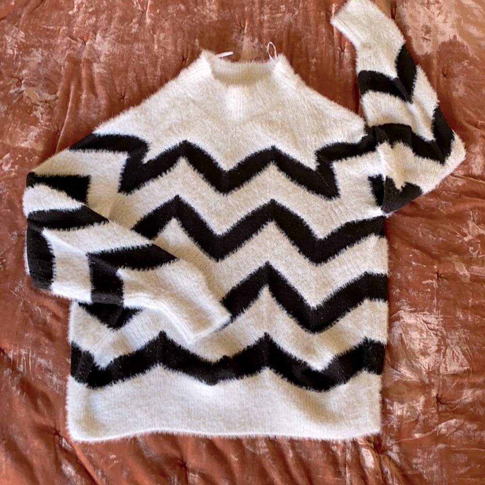 Black and white zig zag turtle neck
